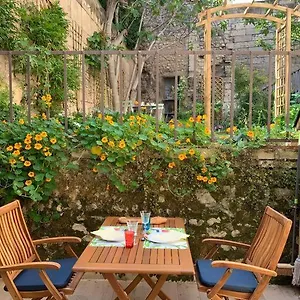 Appartement Capucines, Un Jardin Secret Dans Le Centre Historique, Arles